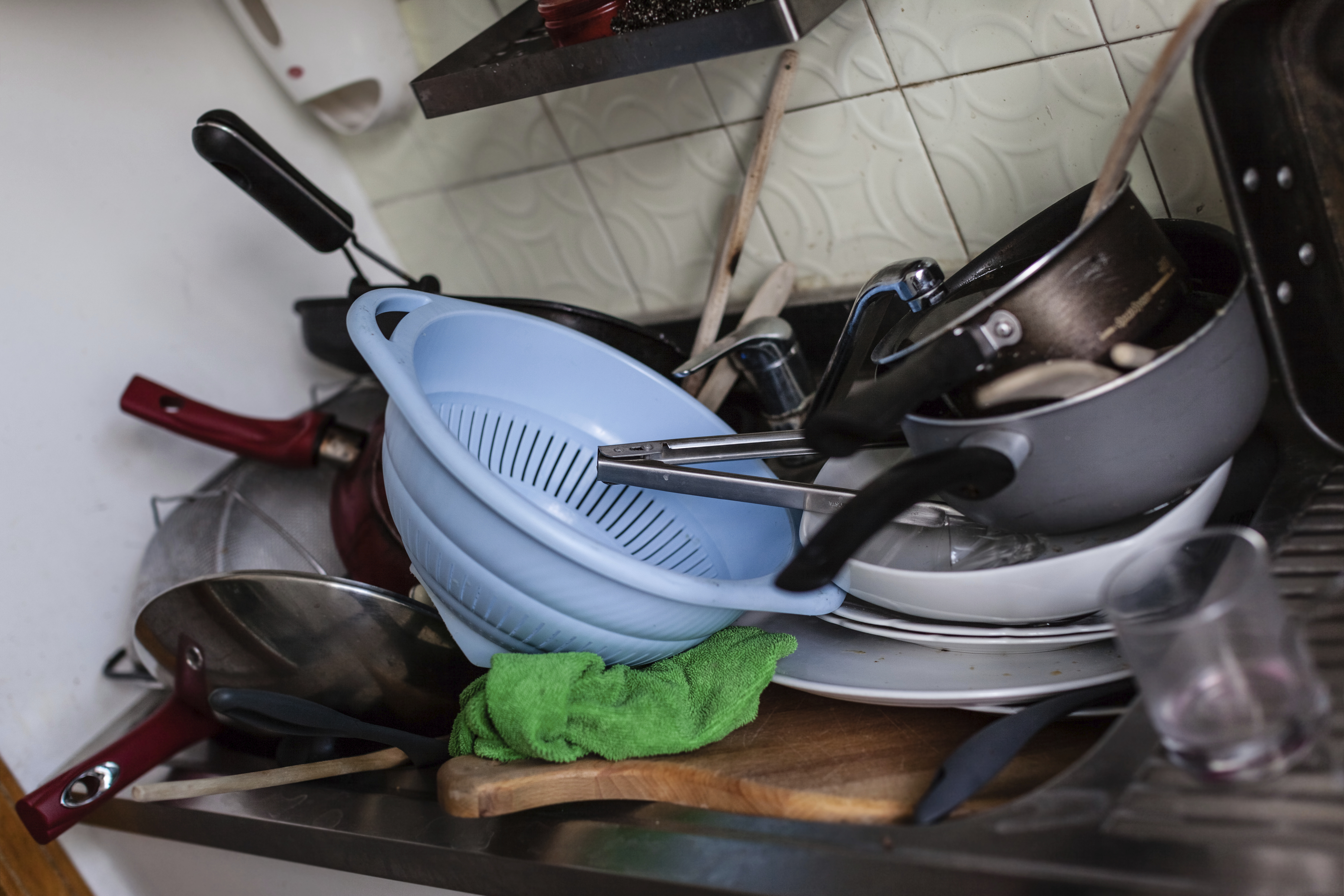 Почему нельзя оставлять грязную посуду на ночь. Немытая посуда в раковине. Гора посуды. Гора грязной посуды в раковине. Посуда d hfrfdbzt.